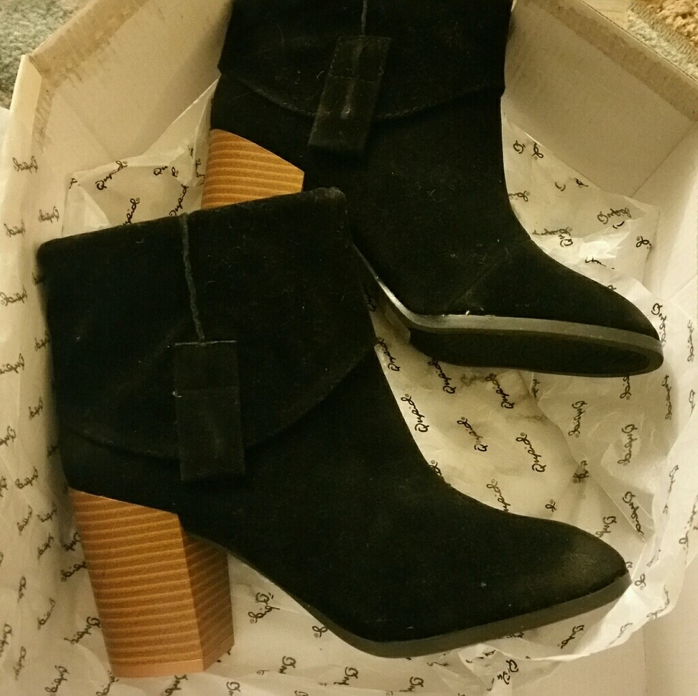 Qupid Wagon Black Suede Bootie size 6.5